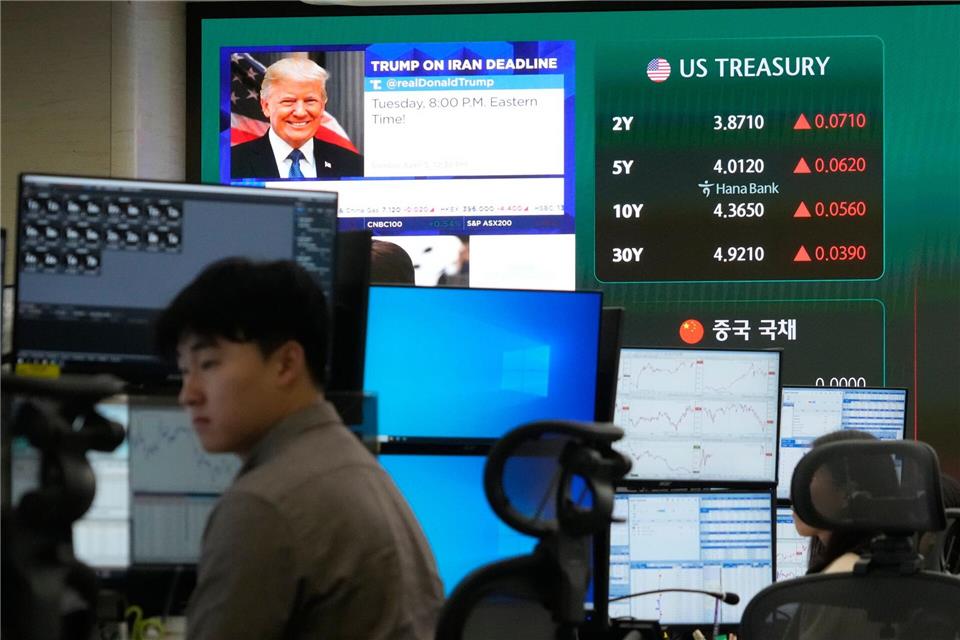 Seoul (Südkorea): Trump auf dem Monitor, während im Devisenhandelssaal der Hana Bank gehandelt wird.Ahn Young-joon/AP/dpa