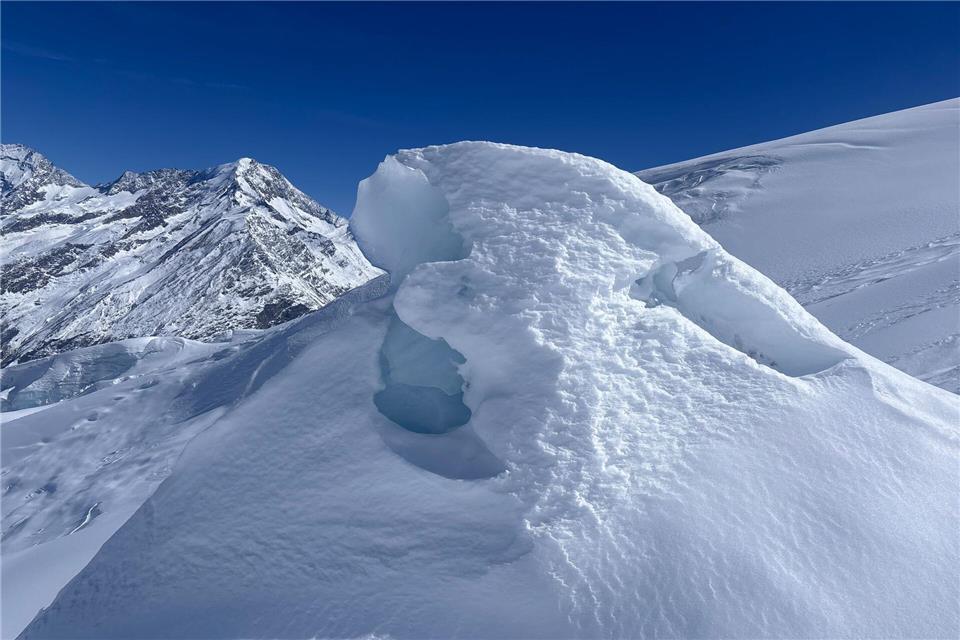 Sérac, Turm aus Eis: Als wäre eine Welle beim Brechen einfach eingefroren, ragt diese Formation aus Eis in die Höhe. Nathalie Helene Rippich/dpa-tmn