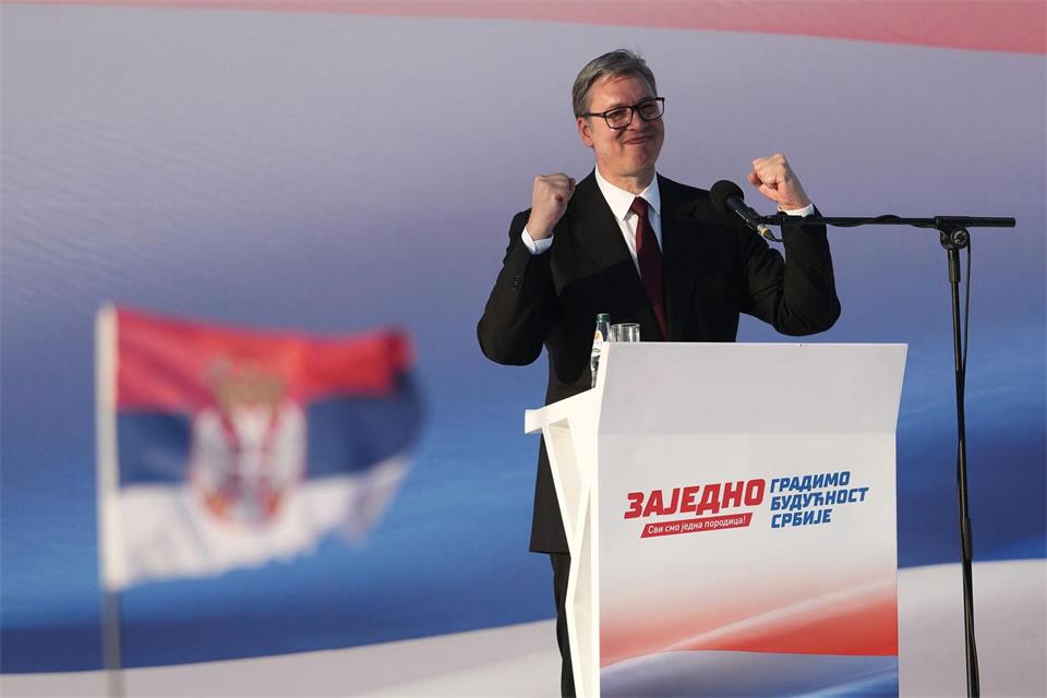 Serbiens Staatspräsident Aleksandar Vucic ist zurückgetreten, um als Spitzendkandidat seiner Fortschrittspartei bei der vorgezogenen Parlamentswahl vom 25. Oktober antreten zu können.Darko Vojinovic/AP/dpa