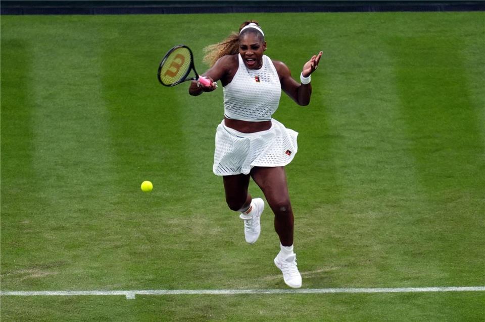 Serena Williams hat sich bei ihrem Einzel-Comeback eine Knieblessur zugezogen. John Walton/PA Wire/dpa