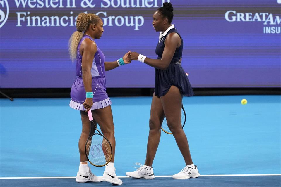 Serena Williams (l) und Venus Williams werden auch bei den US Open im Doppel antreten. (Archivbild)Kareem Elgazzar/AP/dpa