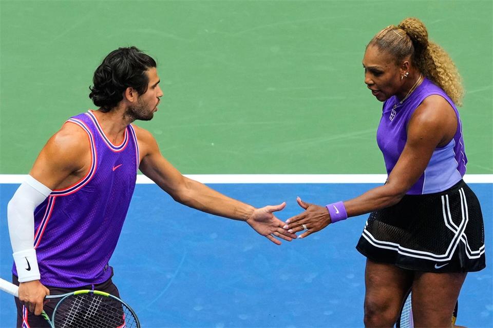 Serena Williams (r) hatte Spaß im Mixed-Doppel mit Carlos Alcaraz.Yuki Iwamura/AP/dpa
