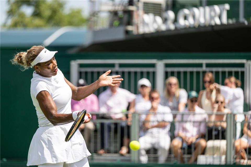 Serena Williams tritt am Dienstagabend erstmals seit vier Jahren wieder in Wimbledon an. Alessandro Della Valle/KEYSTONE/dpa