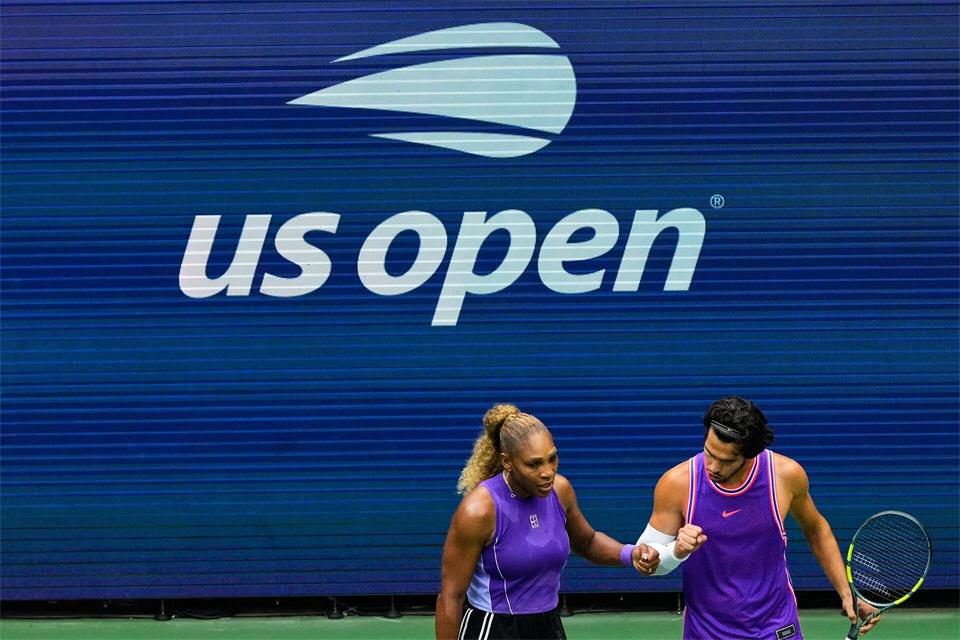 Serena Williams und Carlos Alcaraz reagieren während eines Mixed-Doppel-Matches bei den US Open in New York.Yuki Iwamura/AP/dpa