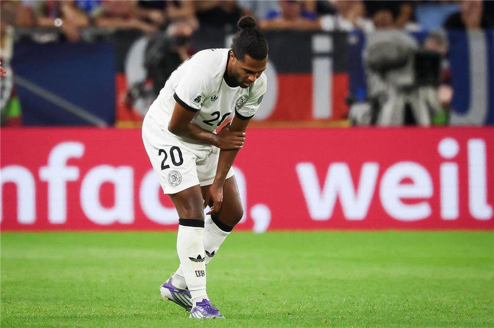 Serge Gnabry fasst sich in Bratislava an den verletzten linken Arm.Christian Charisius/dpa