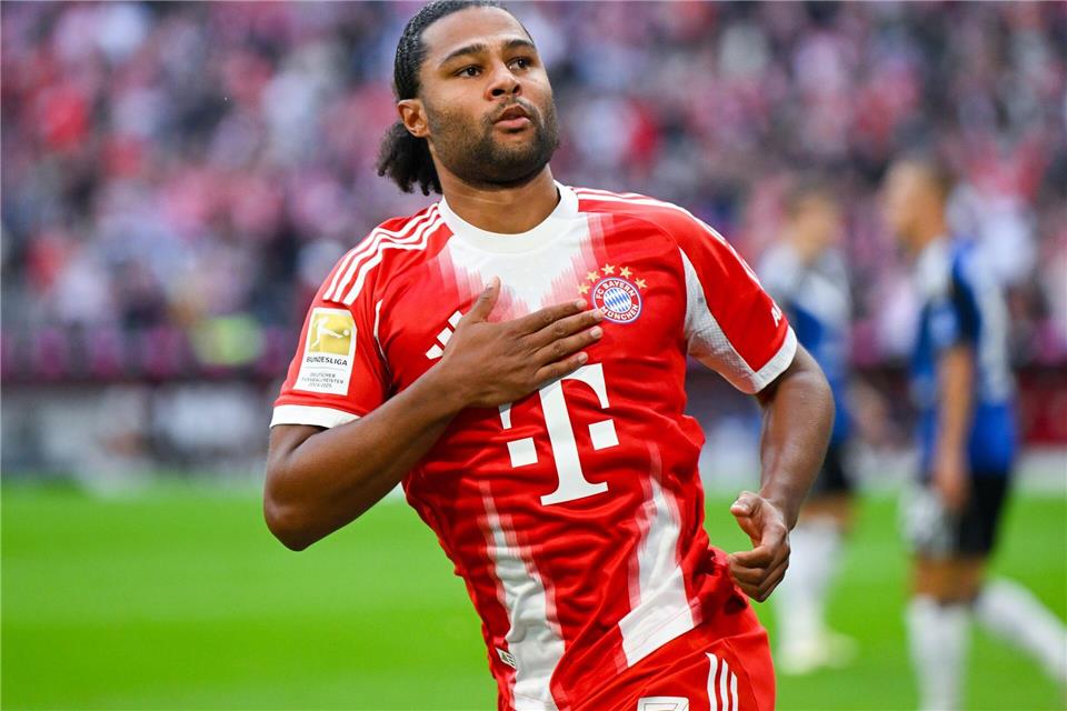 Serge Gnabry jubelt nach seinem Tor. Die Brust des Nationalspielers ist gerade breit.Sven Hoppe/dpa