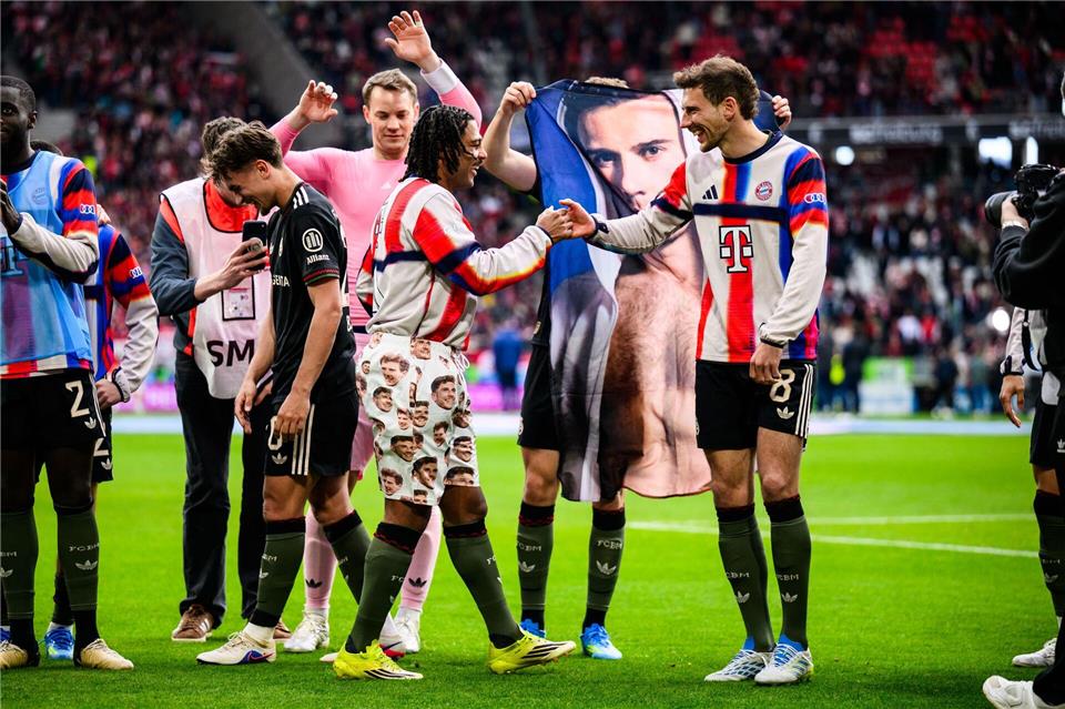 Serge Gnabry (m) sorgte für Erheiterung bei den Teamkollegen.Tom Weller/dpa