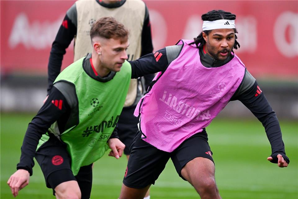 Serge Gnabry (r), hier beim Abschlusstraining neben Joshua Kimmich in Aktion, meldet sich einsatzbereit.Sven Hoppe/dpa