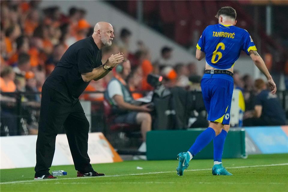 Sergej Barbarez (l) verfolgt mit Bosnien-Herzegowina einen langfristigen Plan.Peter Dejong/AP/dpa