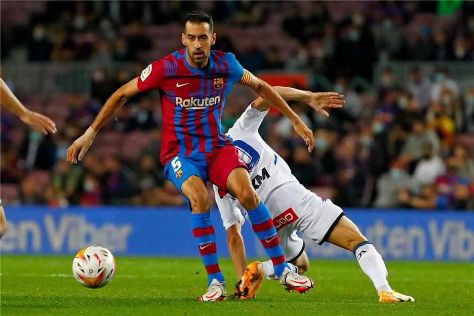 Sergio Busquets ist ein Könner am Ball. (Archivbild) Joan Monfort/AP/dpa