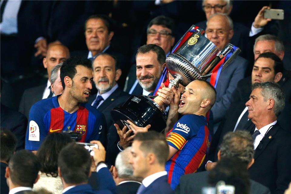 Sergio Busquets (l) und Andres Iniesta (r) gehörten zur Goldenen Generation des FC Barcelona. (Archivbild) picture alliance / Francisco Seco/AP/dpa