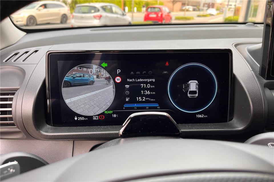 Serienmäßig in der Ausstattungsvariante Prime enthalten ist der Totwinkel-Assistent mit Monitoranzeige.