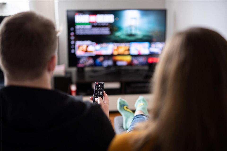 Serienmarathon oder eine Woche warten? Streamingdienste bieten beides an.picture alliance/dpa