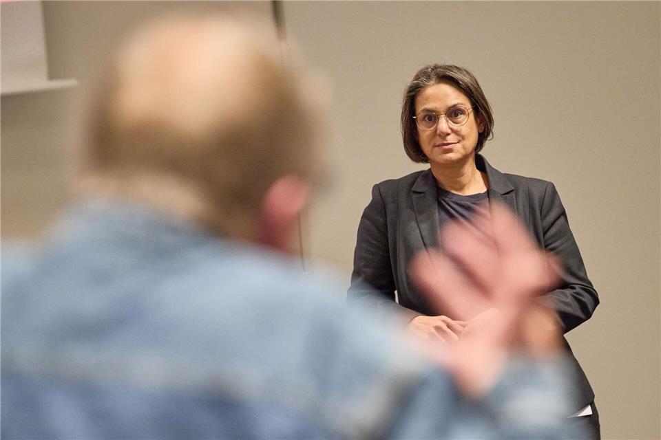 Serpil Midyatli diskutiert mit Bürgern über die Einwanderungsgesellschaft. Georg Wendt/dpa