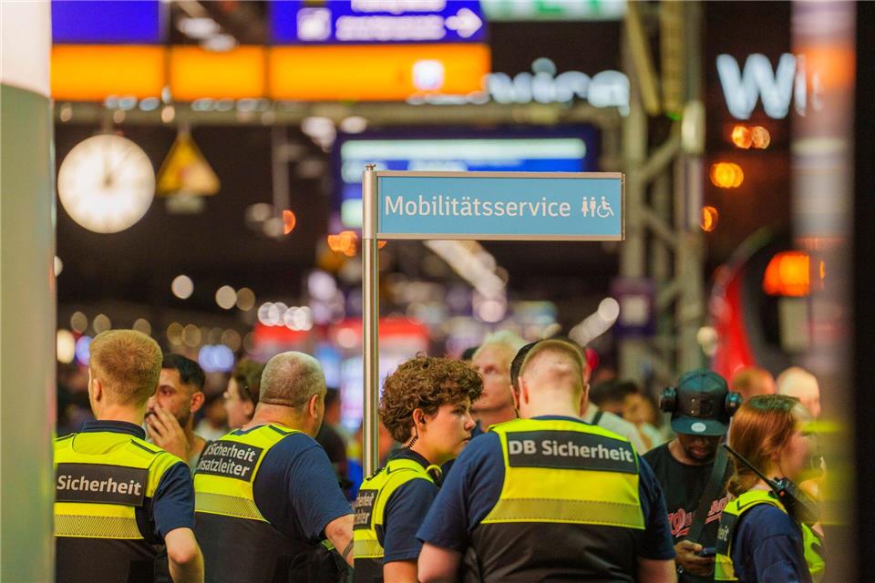 Servicekräfte versuchen, die Fragen der Reisenden zu beantworten.Andreas Arnold/dpa