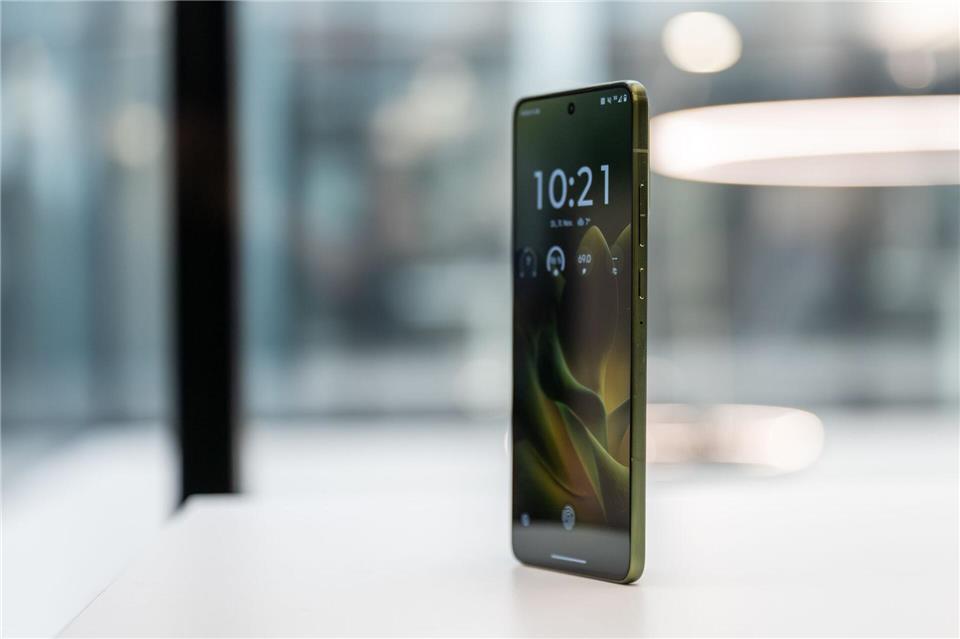 Setzt Akzente: Das 5,9 Millimeter flache Motorola Edge 70.Nico Tapia/dpa-tmn