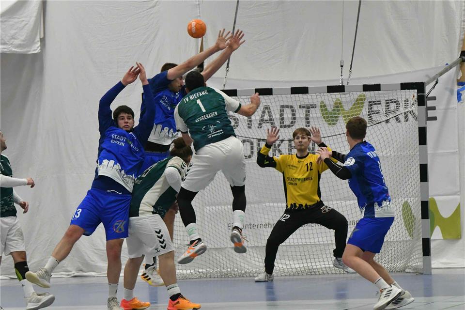 Setzt auf eine starke Abwehrleistung seiner Vorderleute beim TV Kapellen: TV Borkens Torwart Marius Reukes, so wie hier in Halbzeit zwei gegen den TV Biefang (33:26).