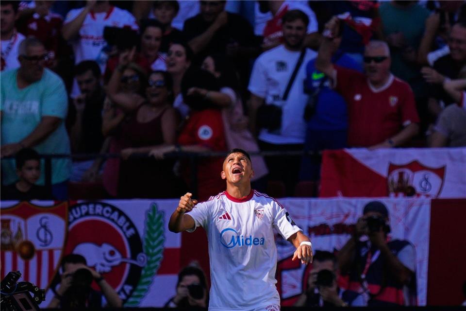 Sevillas Alexis Sanchez jubelt über sein Tor zum 1:0.Jose Breton/AP/dpa