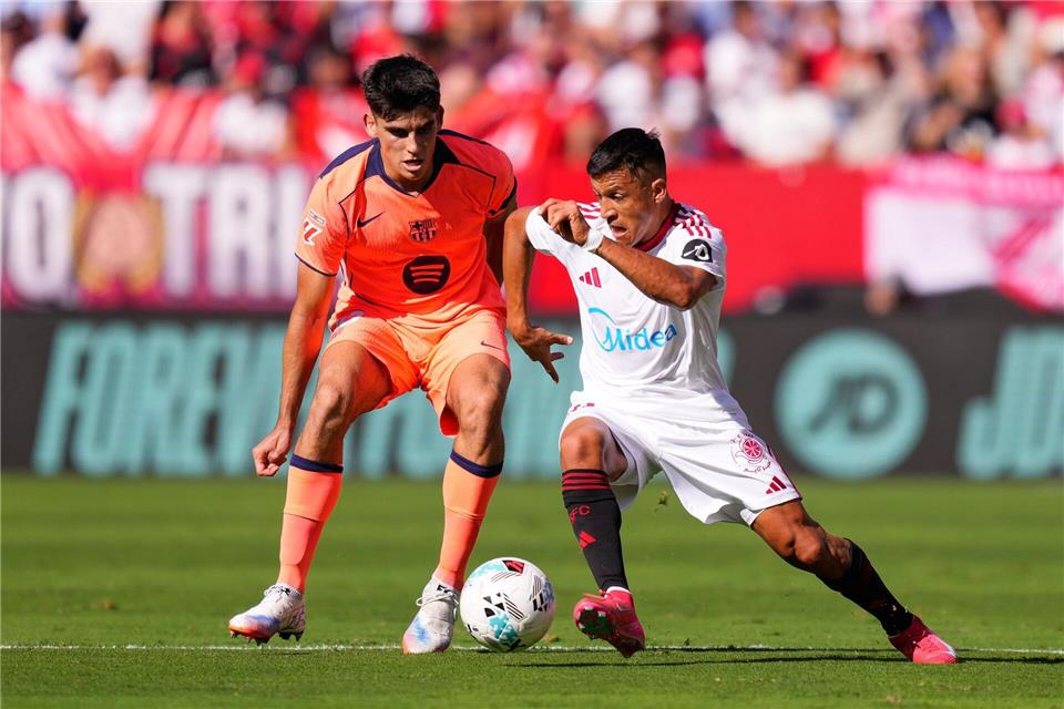 Sevillas Alexis Sanchez (r) lieferte ein gutes Spiel gegen seinen Ex-Club.Jose Breton/AP/dpa