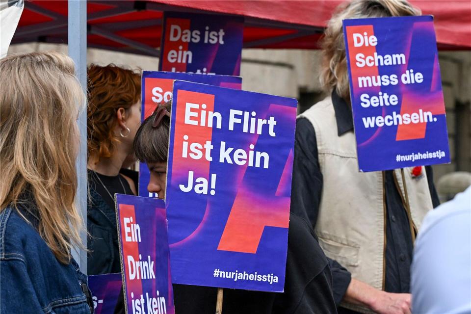 Sexuelle Handlungen sollten nach Vorstellungen von Bundesjustizministerin Hubig nur bei ausdrücklicher Zustimmung als einvernehmlich gelten - nach dem Prinzip „Nur Ja heißt Ja“.Jens Kalaene/dpa
