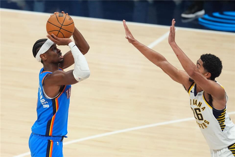 Wieder zwei Verlängerungen: Hartenstein siegt mit Oklahoma  Shai Gilgeous-Alexander (links) von den Okalhoma City Thunder stellte gegen die Indiana Pacers seinen persönlichen Punkterekord ein.Darron Cummings/AP/dpa