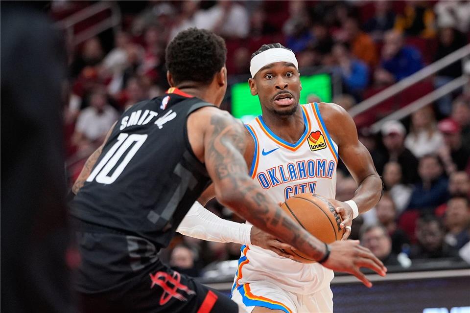 Shai Gilgeous-Alexander (rechts) war mit 20 Punkten erneut bester Werfer für die Oklahoma City Thunder im Spiel gegen die Houston Rockets.David J. Phillip/AP/dpa