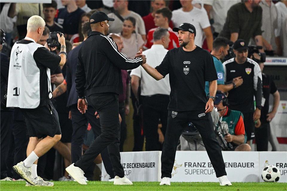 Shake Hands der Trainer Vincent Kompany (l) und Sebastian Hoeneß nach dem Supercup-Duell zu Saisonbeginn. (Archivbild)Tom Weller/dpa