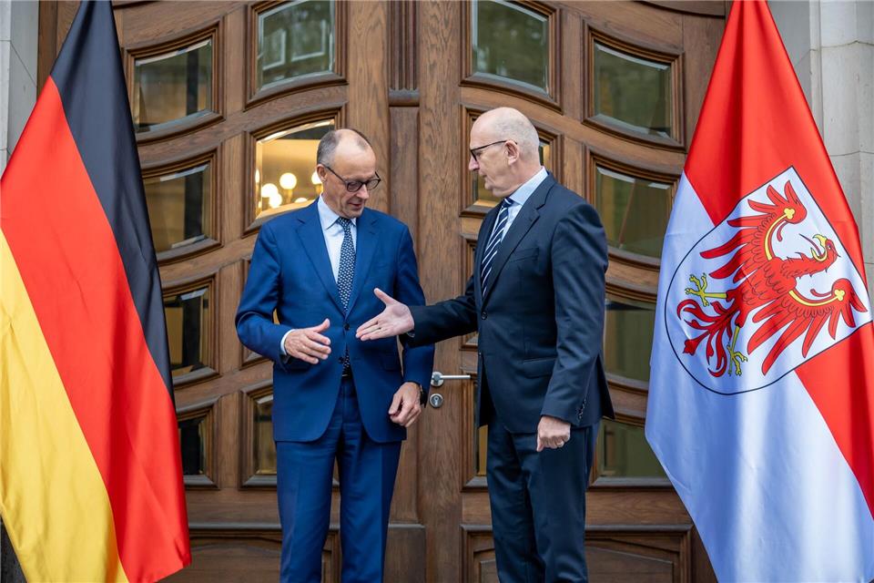 „Shake hands“ zum Auftakt: Kanzler Merz (CDU) wird vom brandenburgischen Ministerpräsidenten Dietmar Woidke (SPD) empfangen. Es ist der erste offizielle Antrittsbesuch des Kanzlers in einem ostdeutschen Bundesland. Michael Kappeler/dpa
