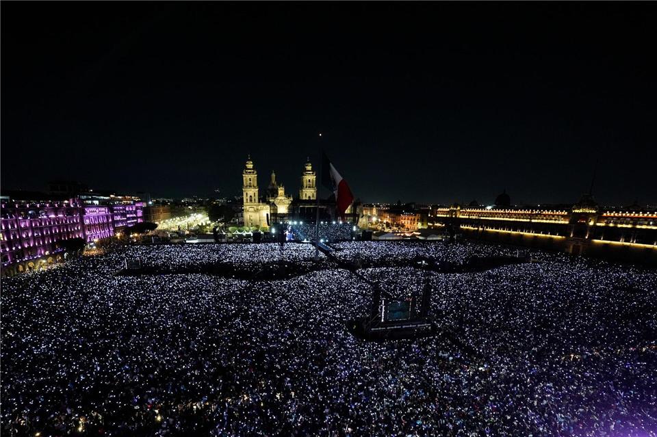 Shakira trat zum zweiten Mal nach 2007 auf dem größten Platz von Mexiko-Stadt auf. Marco Ugarte/AP/dpa