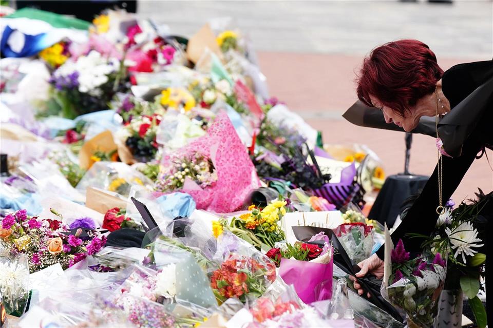 Sharon Osbourne legt zum Gedenken an ihren verstorbenen Mann Blumen in Birmingham nieder. (Archivbild)Jacob King/PA Wire/dpa