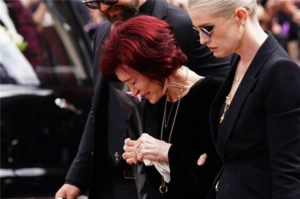 Sharon Osbourne (links) hat sich zu Warnungen von Ozyy Osbournes Ärzten kurz vor dessen letzter Show geäußert. (Archiv)Jacob King/PA Wire/dpa