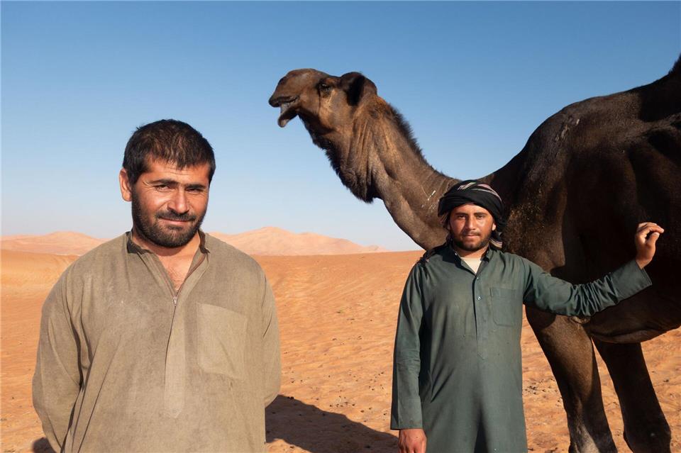 Nomade auf Zeit in der größten Sandwüste der Welt Shear (l.) und Nasir Ahmed sind als Kamelhüter so etwas wie moderne Nomaden.Andreas Drouve/dpa-tmn