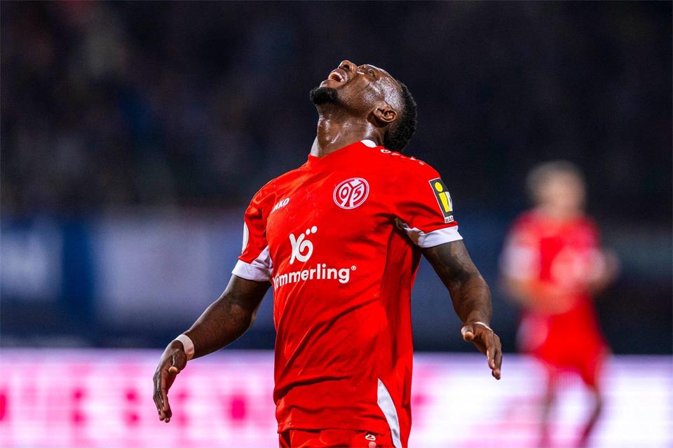 Sheraldo Becker und seine Mitspieler agierten im Angriff zu harmlos.David Inderlied/dpa