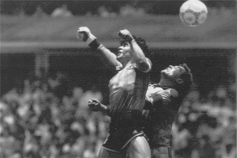 Shilton (r) gegen Maradona, WM 1986: Eine der ikonischsten Szenen der Fußball-Geschichte. (Archivbild)Uncredited/EL GRAFICO/dpa