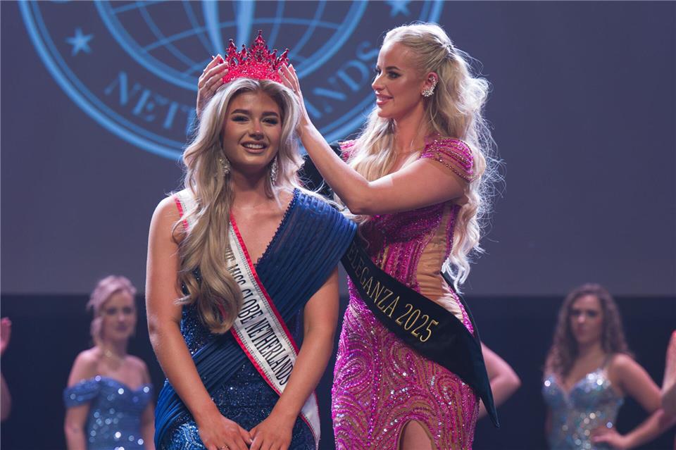 Sibèl Hoekmann ist beim „Miss-Eleganza“-Wettbewerb zur Miss Globe Netherlands 2026 gewählt worden. Die 20-Jährige ist früher zur Buterlandschule gegangen und bekommt von ihrer Vorgängerin Lotte Rokers die Krone aufgesetzt.
