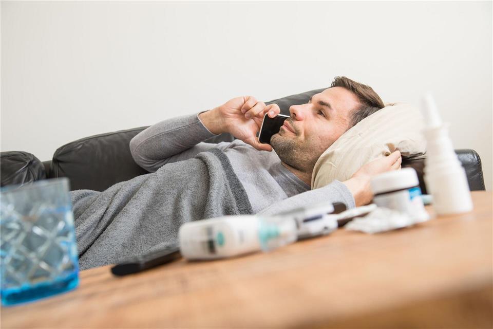 Sich 1-2 Tage krankmelden ohne Attest? Das geht meist – Vorgesetzte könnten aber trotzdem eine AU ab dem 1. Krankheitstag fordern. picture alliance / dpa-tmn