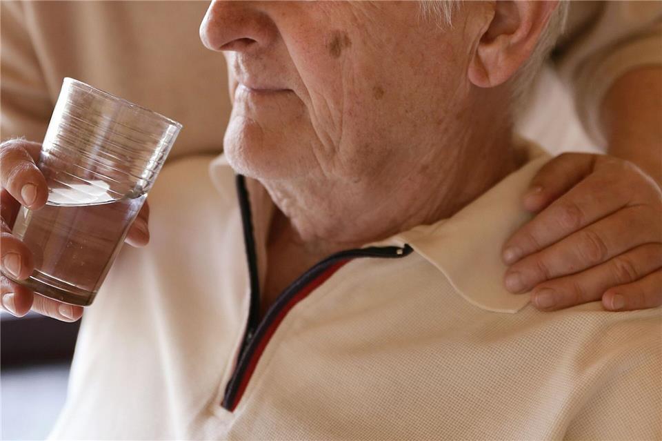 Sich als Pflegeperson eintragen zu lassen, bringt nur Vorteile - eine bessere Absicherung im Alter und bei Unfällen etwa. picture alliance/dpa/dpa Themendienst