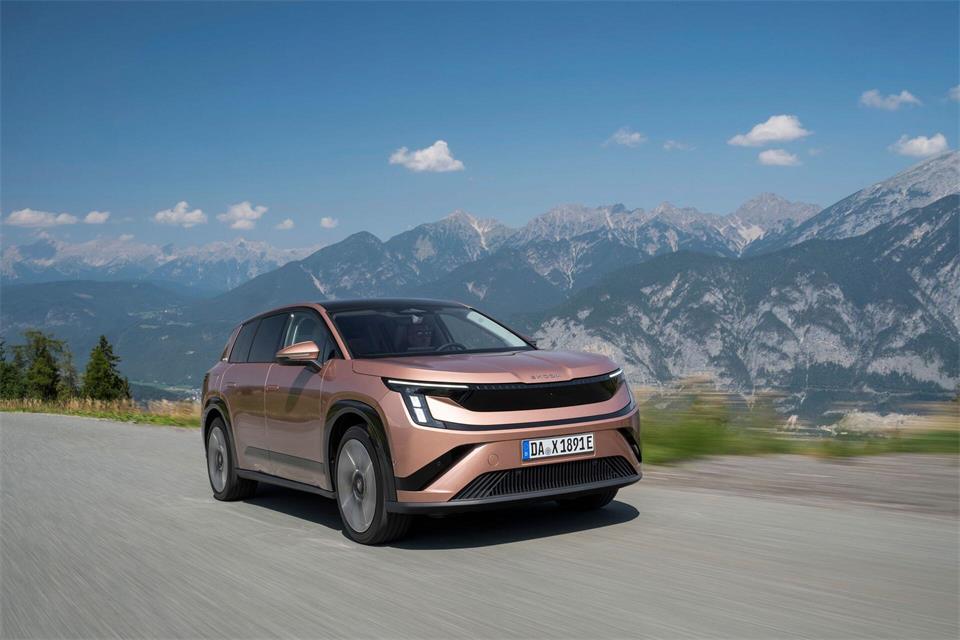 Sich aufdrängende Wortspiele mit Peak, Gipfel und Spitze verkneifen wir uns - hier ist der neue große Skoda Peaq vor Bergkulisse.·koda Auto/dpa-tmn