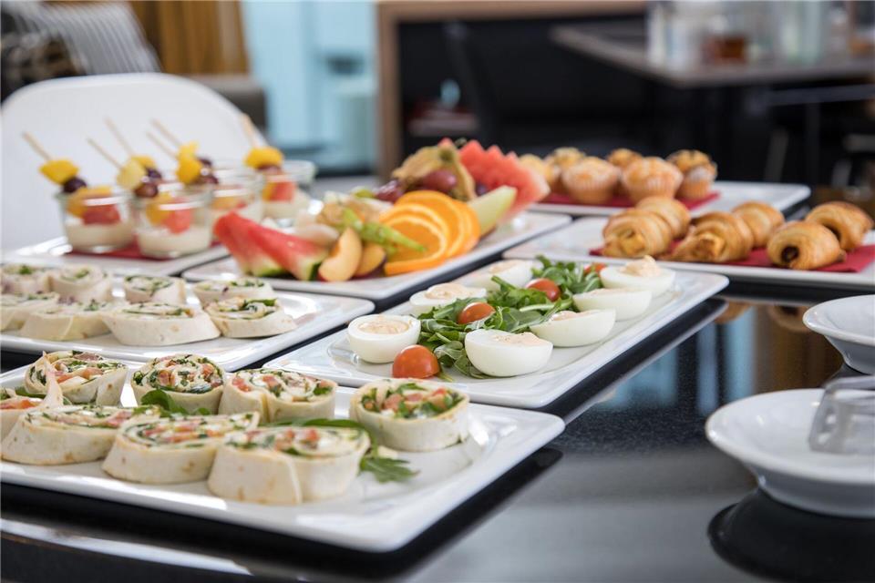 Sich beim Frühstück kleine Snacks für unterwegs mitzunehmen, verstößt meist gegen die Regeln des Hotels.picture alliance / dpa Themendienst