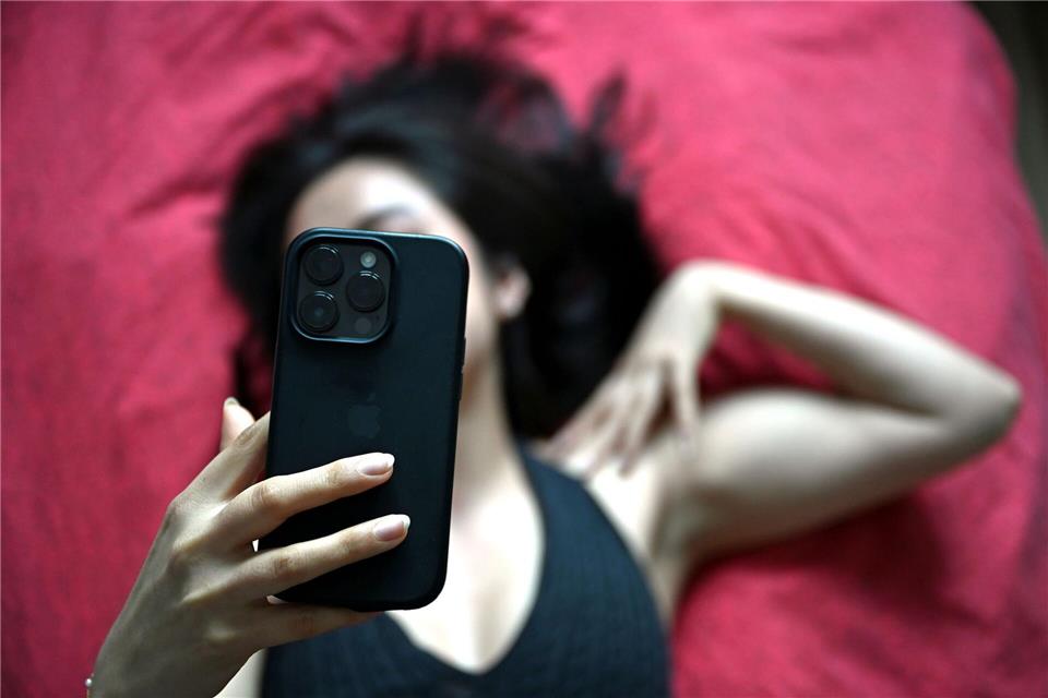 Sich selbstbewusst und sexy zu fühlen ist wohl der Grund für viele, „Thirst Traps“ zu posten. (Symbolbild)Elisa Schu/dpa