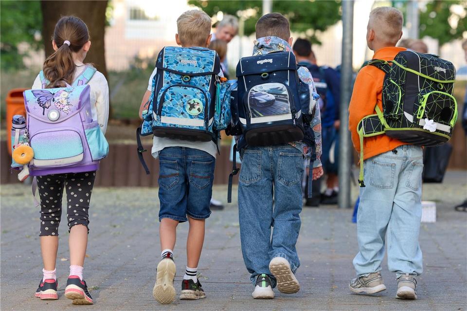 Sicher ans Ziel: Dafür sollen Eltern mit ihren Schulkindern üben. (Symbolbild)Peter Gercke/dpa