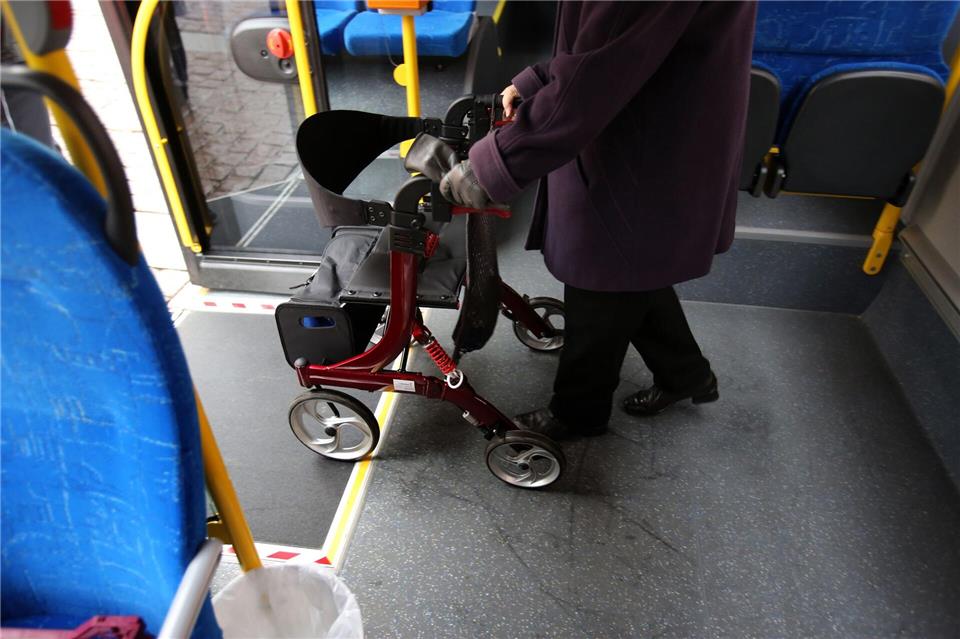 Sicher ein- und aussteigen: Das kann man bei Rollator-Trainings lernen. Bernd Wüstneck/dpa-Zentralbild/dpa-tmn