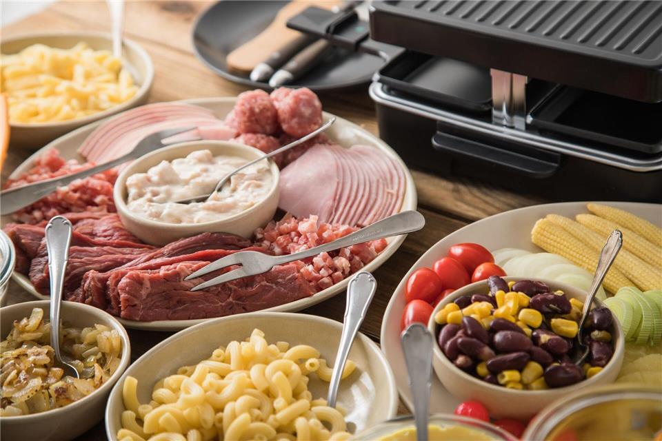 Sicher genießen: Getrenntes Besteck für rohes Fleisch und andere Zutaten verhindert eine Kreuzkontamination.picture alliance / dpa-tmn