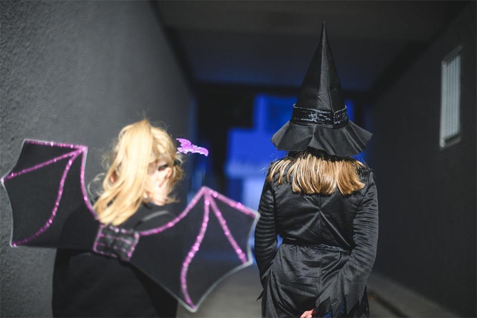 Sicher im Straßenverkehr: Die Halloween-Verkleidung sollte die Sicht der Kinder beim Gehen und Überqueren der Straße nicht einschränken.Sebastian Gollnow/dpa/dpa-tmn