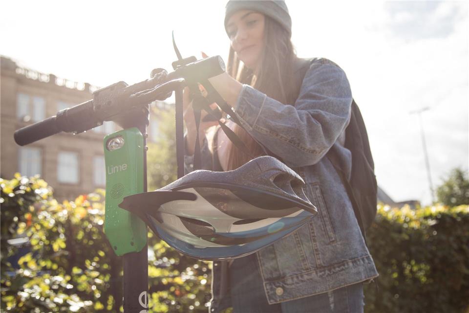 Balanceakt E-Scooter: Sicherheit statt Risiko Sicher ist sicher: Bei E-Scootern gibt es zwar keine Helmpflicht – mehr Schutz bietet ein Helm aber allemal.picture alliance / dpa Themendienst