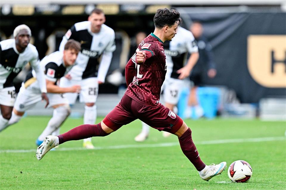 Sicher vom Elfmeterpunkt: Augsburgs Fabian Rieder.Uwe Anspach/dpa