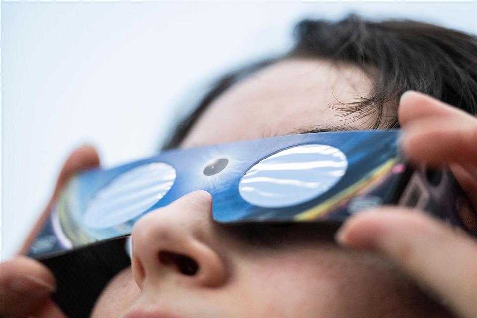 Sicher zur Sonnenfinsternis: Eine spezielle „SoFi-Brille“ schützt die Augen vor gefährlichem Sonnenlicht. (Symbolbild) Marijan Murat/dpa
