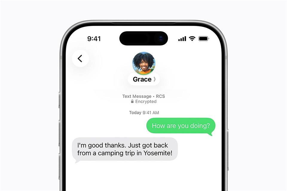 Sichere Sache: Sowohl in der Nachrichten-App von Apple (Bild) als auch in Googles Messages-App symbolisiert ein kleines Schloss oben über der Konversation, das mit Ende-zu-Ende-Verschlüsselung gechattet wird.Apple Inc./dpa-tmn
