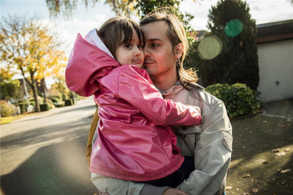 Sicherer Hafen - auch bei Wut und Tränen: Zeigen Kinder bei Papa oder Mama, wie sie sich fühlen, spricht das in der Regel für eine gute Bindung.picture alliance / dpa-tmn
