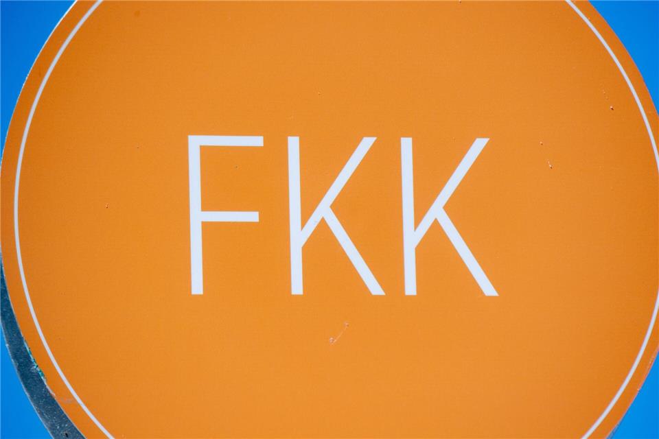 Sicherer Ort zum nackten Sonnenbaden: An ausgewiesenen FKK-Stränden ist das ausdrücklich erlaubt.Stefan Sauer/dpa/dpa-tmn